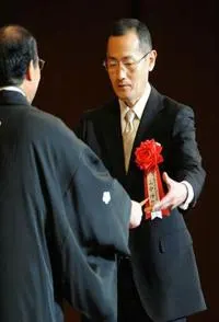 55岁 下定决心的挑战 通往诺贝尔奖之路 研究学者 山中伸弥 行家本色封面